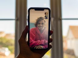 Una buena iluminación podría ser todo el cambio que tus videollamadas necesitan. ESPECIAL/Photo by Ben Collins on Unsplash