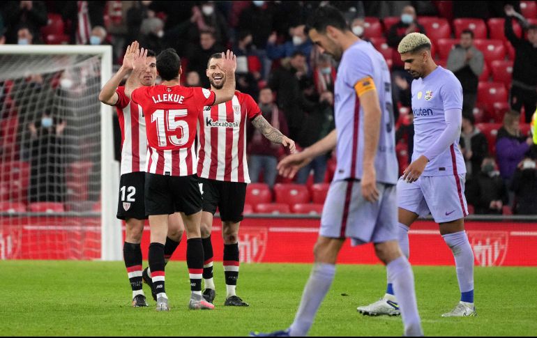 FUERA. Barcelona cayó de la Copa, la Supercopa y la Champions. En Liga están a 17 puntos del líder. AFP/C. Manso