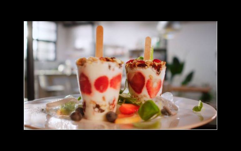 Aprende a preparar helado de yogur con granola y fresa de la mano de Receteados. ESPECIAL