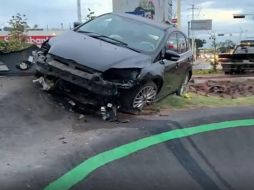 El conductor del auto, que aparentemente se quedó dormido e iba alcoholizado, escapó del lugar. ESPECIAL /