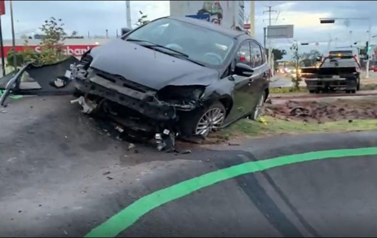 El conductor del auto, que aparentemente se quedó dormido e iba alcoholizado, escapó del lugar. ESPECIAL /