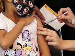 La OMS recomendó la ampliación del uso de una dosis reducida de la vacuna de Pfizer-BioNTech contra la COVID-19 para menores de 12 años. EFE / ARCHIVO