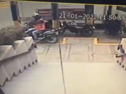 El agresor, quien se trasladaba en una motocicleta, saca una pistola y dispara en al menos ocho ocasiones de manera directa. ESPECIAL