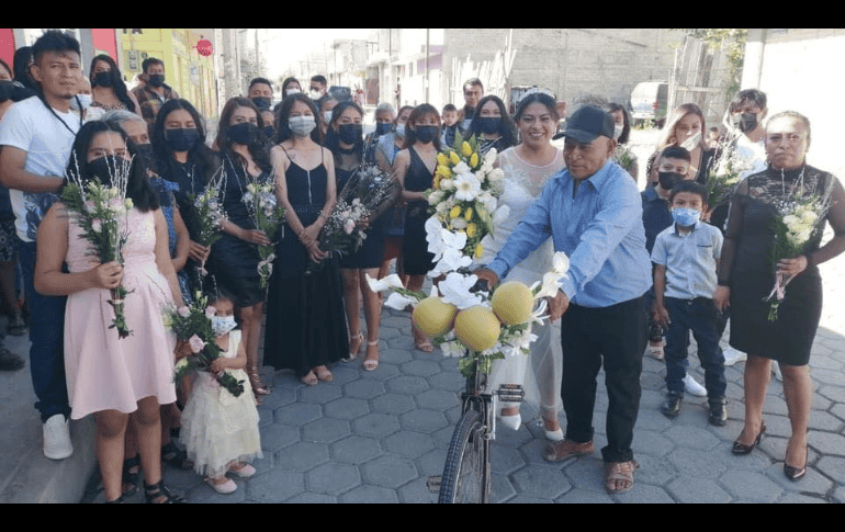 El amor y creatividad fueron el motor que trasladaron a esta novia a su boda por lo Civil. ESPECIAL.