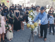 El amor y creatividad fueron el motor que trasladaron a esta novia a su boda por lo Civil. ESPECIAL.