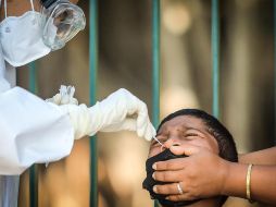 Un joven acude a realizarse pruebas para detectar el COVID en un modulo instalado en la costera Miguel Alemán, en Acapulco. EFE/D. Guzmán