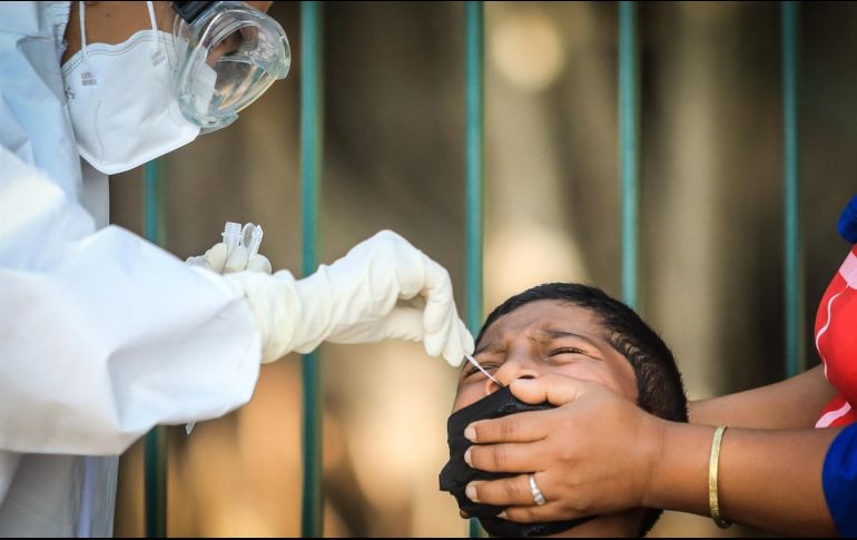 Un joven acude a realizarse pruebas para detectar el COVID en un modulo instalado en la costera Miguel Alemán, en Acapulco. EFE/D. Guzmán