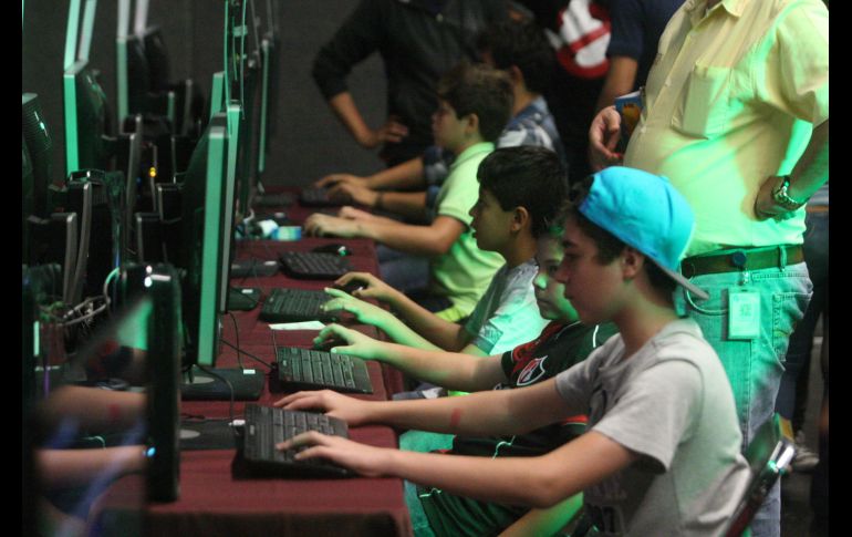 Los criminales se hacen pasar por jóvenes en los videojuegos para después citarlos. ESPECIAL
