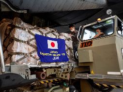 Cargamentos. Diferentes productos entre comida y medicamentos llegaron a la Isla afectada por el volcán. AFP