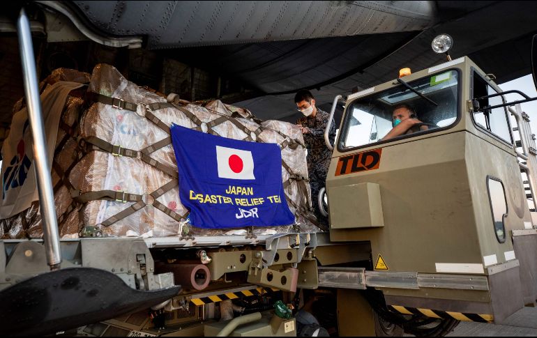 Cargamentos. Diferentes productos entre comida y medicamentos llegaron a la Isla afectada por el volcán. AFP