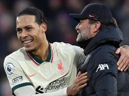 Alegría. Virgil van Dijk (izq.) abrió el marcador para que los Reds se mantengan en la pelea por la Premier, donde están a nueve puntos del Manchester City. AFP/ D. Leal