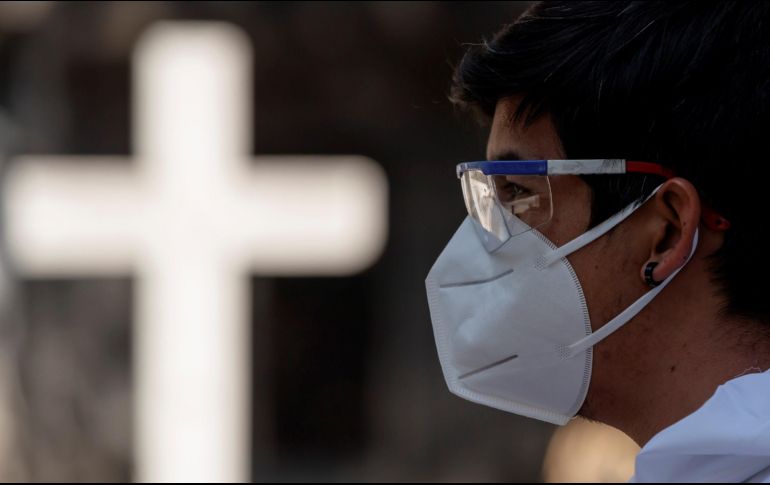 Enero fue el mes que presentó el mayor número de defunciones, con 162 mil 734, mientras que el COVID-19 fue la primera causa de muerte, con 145 mil 159 defunciones en esos seis meses, es decir, el 25%. EFE / ARCHIVO