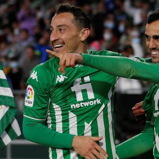Andrés Guardado seguirá en el Betis un año más