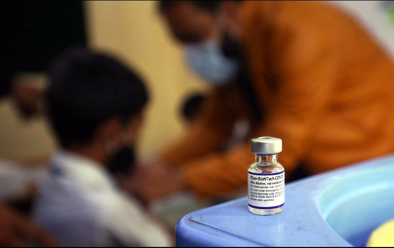 Sigue la vacunación. La ciencia busca mejorar y medir la efectividad de las vacunas. EFE