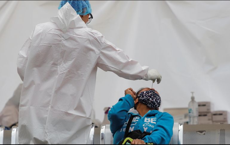 A pesar de que los riesgos de enfermedad grave y muerte han bajado significativamente, la presión hospitalaria va en aumento. EFE/I. Esquivel