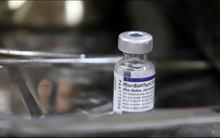 Un estudio reciente reveló que los estadounidenses suelen creer que las vacunas iniciales son más esenciales que las de refuerzo. EFE/ L. Thau