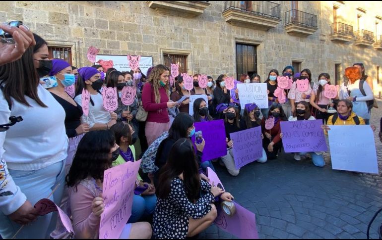 Afuera del edificio del Congreso estatal activistas y familiares de la menor, que denunció abusos del juzgador, se manifiestan en demanda de justicia. EL INFORMADOR/R. Rivas