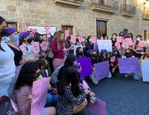 Afuera del edificio del Congreso estatal activistas y familiares de la menor, que denunció abusos del juzgador, se manifiestan en demanda de justicia. EL INFORMADOR/R. Rivas
