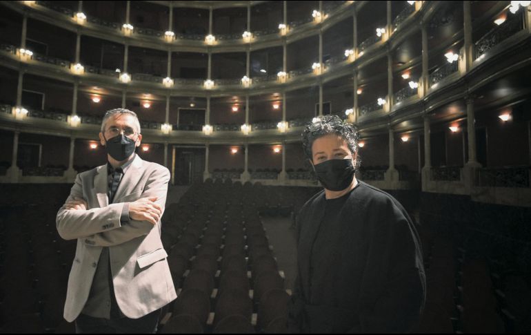 Cabezas. El nuevo Director Titular de la OFJ, José Luis Castillo, posa junto a Lourdes González, titular de la Secretaría de Cultura de Jalisco, desde el Teatro Degollado. El Informador/ A. Navarro