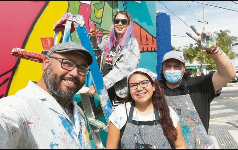 Iniciativa. Proyecta Cultura MX es impulsada por Enrique Chiu (primero de izquierda a derecha), quien ha trabajado murales en todo el país. Cortesía