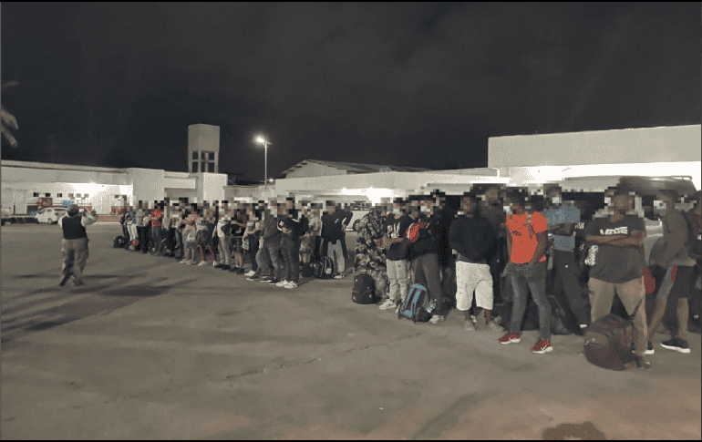 Los migrantes se encontraban en unos vehículos particulares para emprender el recorrido sobre la carretera federal número 200. TWITTER / @INAMI_mx