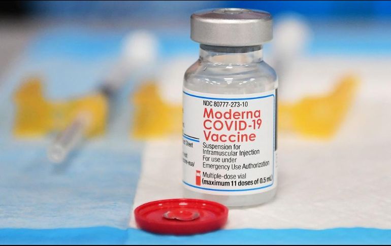 Todos los voluntarios recibirán una dosis de la versión experimental dirigida a ómicron. AFP/ARCHIVO