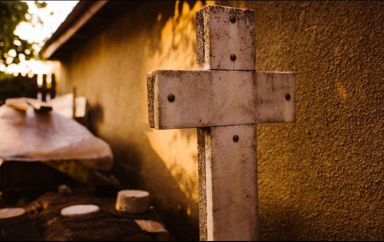 Señalan que el ataúd estaba en malas condiciones y la bandera de Estados Unidos estaba pegada con cinta de embalaje. ESPECIAL/Photo by Anton Darius on Unsplash