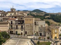 Pintoresco. Así lucen algunas calles del pueblo de  Roseto Valforte. EFE