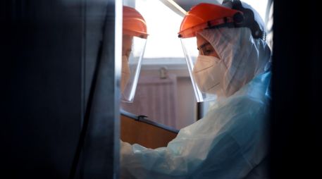 Aunque ómicron sea menos severa, el hecho de que sea más contagiosa significa un aumento importante en la cantidad de personas que requieren atención médica. EFE/ A. Valdés