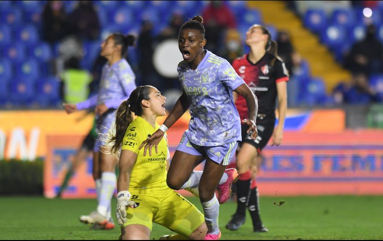 OTRO NIVEL. La nigeriana de 24 años de edad, Uchenna Kanu, autora de dos goles, inició la tremenda goleada. IMAGO7