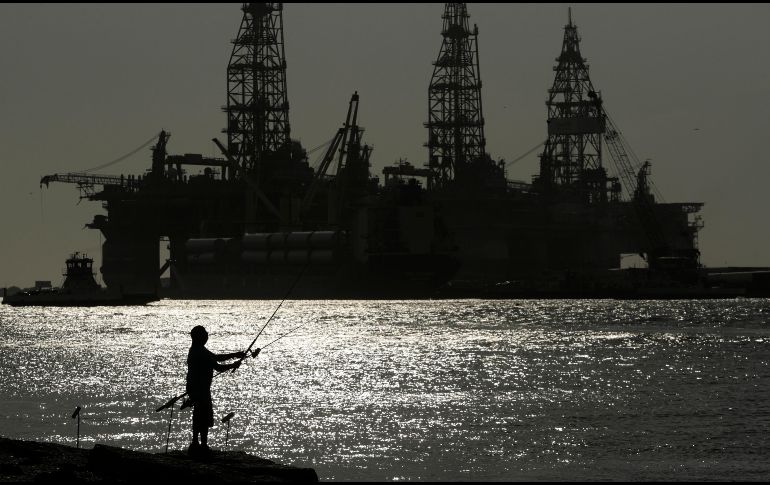 Sanciones a Rusia bajarían la disponibilidad del petróleo en el mercado internacional. AP/E. Gay