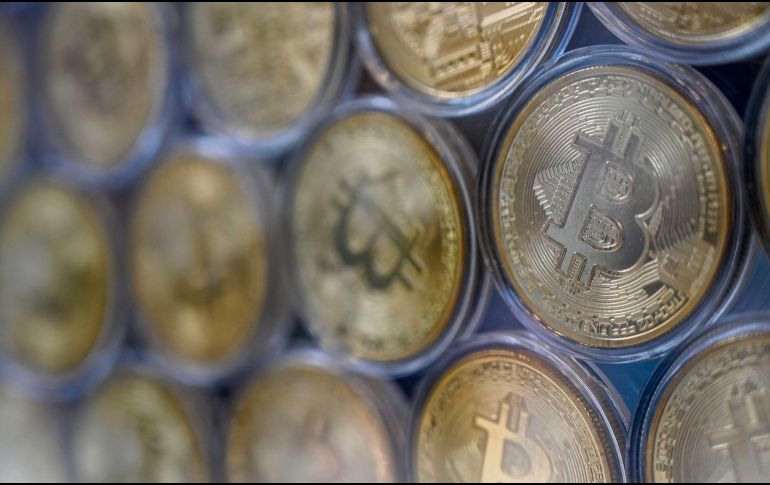 El Salvador y el FMI llevan meses negociando un acuerdo de mil 300 millones de dólares, que podría ser negado si se sigue utilizando la criptomoneda. AFP/O. Koze