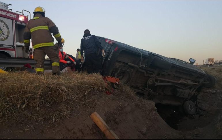 En la autopista León-Aguascalientes en el kilómetro 35 en Lagos de Moreno, una camioneta de pasajeros se volcó. ESPECIAL
