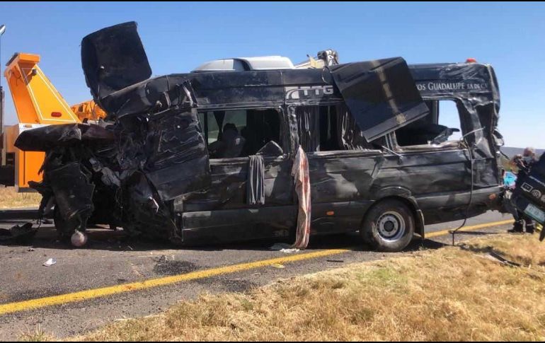 La volcadura ocurrió antes de las 08:00 horas en la autopista León-Aguascalientes en el kilómetro 35 en Lagos de Moreno. ESPECIAL