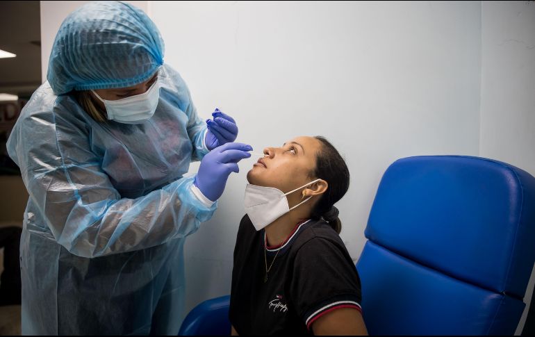 La Secretaría de Salud Jalisco informó que hoy se reportaron cuatro mil 737 casos más. EFE/M. Gutiérrez