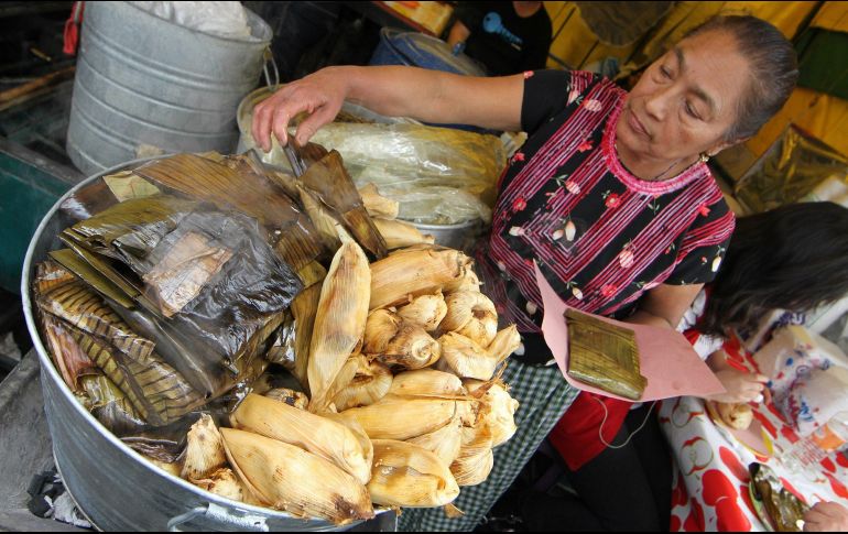 El Instituto también recomendó no excederse en la ingesta de alimentos en esta temporada. ARCHIVO