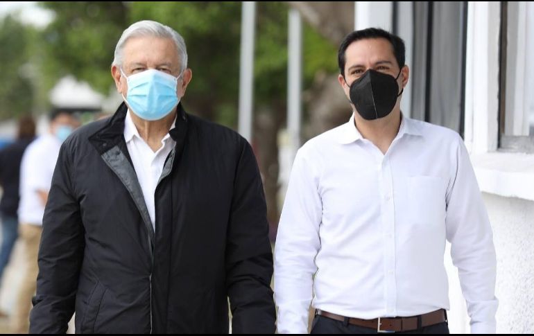 El Presidente regresa a las giras. En la imagen, con Mauricio Vila, gobernador de Yucatán. TWITTER/MauVila