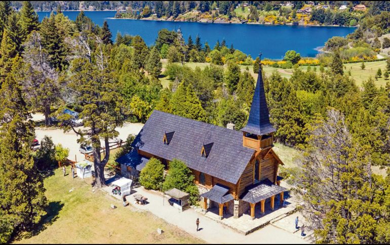 Arquitectura. La hermosa capilla San Eduardo es un ícono de Bariloche. ESPECIAL/Turismo Bariloche