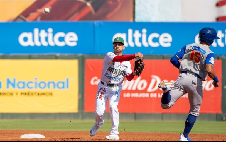 Para el duelo de este domingo ante Colombia, México sorprendió de última hora con el cambio de pitcher abridor. EFE / F. Spotorno