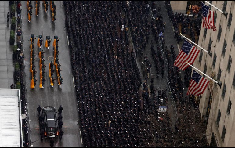 Miles de agentes de Policía ocuparon el viernes durante varias horas la Quinta Avenida de Nueva York para despedir a su colega Jason Rivera, muerto a los 22 años. EFE /J. Szenes