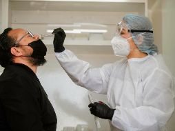 Frente al edificio de la Rectoría de la UdeG hay un módulo para la realización de pruebas gratuitas. EL INFORMADOR / G. Gallo