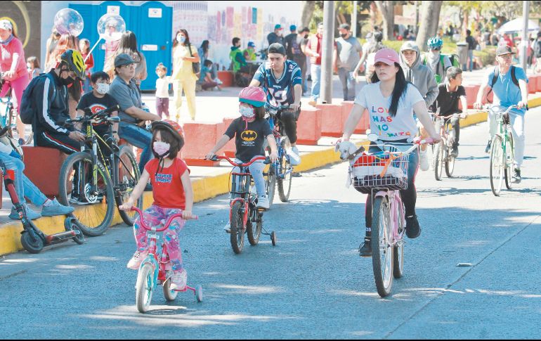CONVIVENCIA. Ciudadanos acuden a hacer el recorrido en familia. EL INFORMADOR/ A.CAMACHO