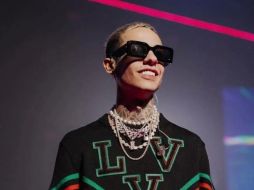 El abucheo hizo que Natanael Cano aventara el micrófono, además se observa cómo hizo el grosero gesto a la Banda MS. ESPECIAL