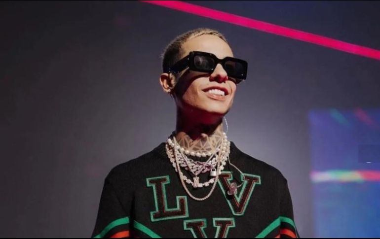 El abucheo hizo que Natanael Cano aventara el micrófono, además se observa cómo hizo el grosero gesto a la Banda MS. ESPECIAL