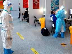 El uso del cubrebocas en espacios cerrados continúa siendo una medida eficaz para evitar contagios. AFP/O. Andersen