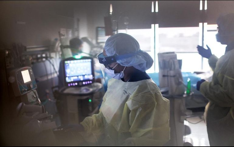 La SSJ también reportó 21 defunciones por el virus, con lo que se acumulan 18 mil 026 muertes en el Estado. AFP/S. Olson