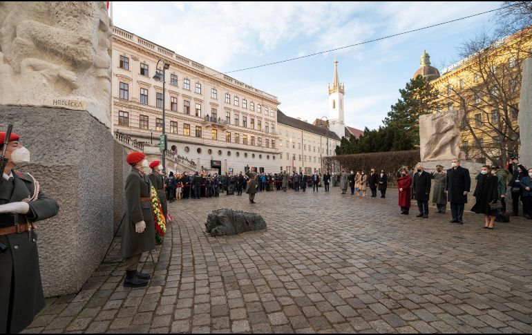 El monumento está construido en granito, el material que tenían que extraer en jornadas de trabajo mortales los prisioneros del campo nazi de Mauthausen. EFE/D. Novotny