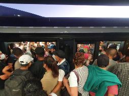 Las dificultades para ingresar a las unidades del Peribús fueron constantes ayer. Los usuarios se quejaron desde la mañana por esta situación y a las 18:30 horas en la estación Periférico Norte (foto) el problema seguía. EL INFORMADOR/G. Gallo