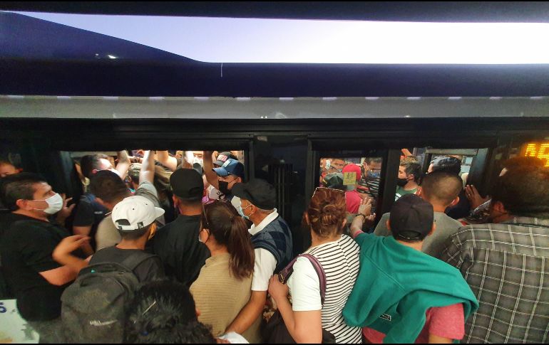 Las dificultades para ingresar a las unidades del Peribús fueron constantes ayer. Los usuarios se quejaron desde la mañana por esta situación y a las 18:30 horas en la estación Periférico Norte (foto) el problema seguía. EL INFORMADOR/G. Gallo