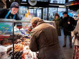 Desde hoy ya no es obligación usar cubrebocas en lugares cerrados, han desaparecido las restricciones en la restauración, la vida cultural y social y reabren las discotecas. EFE / L. Sabroe